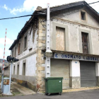 Edificio del antiguo economato de Hulleras que se encuentra en estado de ruina.