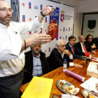 Juanjo Pérez, chef de Cocinandos, durnate la demostración que llevó a cabo durante la presentación de la cocina de León en Bilbao