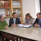 Isabel Carrasco y Nicanor Sen, en el centro, en el Ayuntamiento de Prado.