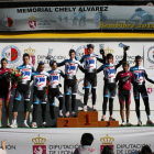 El podio con los vencedores, el alcalde y el concejal de Deportes.
