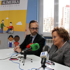 a presidenta de Alzhéimer León, Mercedes García, y el director de la Fundación Alimerka, Antonio Blanco
