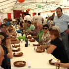 La comida se hizo bajo una carpa situada en la bolera.