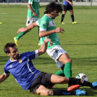 Víctor Andrés se lleva el balón ante la oposición de un rival.