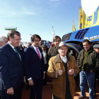 El consejero Antonio Silván, junto al subdelegado del gobierno, el presidente de la Diputación y el alcalde de Valencia de Don Juan durante su recorrido por la Feria Multisectorial.