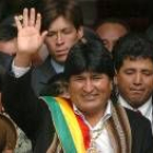 El presidente de Bolivia, Evo Morales saluda a la salida del Congreso Nacional de La Paz