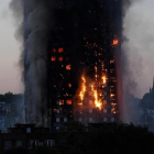 Las llamas y el humo en la torre en Latimer Road, al oeste de Londres.