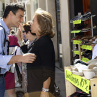 Pedro Sánchez saludando a una militante en las calles de Puertollano.