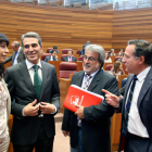 Una imagen también de consenso con los procuradores Ana Redondo, Juan José Sanz Vitorio, José María González y Valderas.