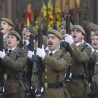 Varios momentos de la celebración del desfile y parada militar en la plaza Mayor de Astorga