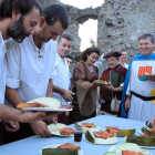 Carrelero, al fondo con sombrero, y Raúl Valcarce, con el plato en la mano, en la cena medieval en el monasterio.