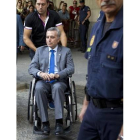 El torero José Ortega Cano abandona los juzgados de Sevilla tras declarar como imputado por el accidente de tráfico, el pasado 9 de septiembre.
