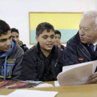El ministro español de Asuntos Exteriores, José Manuel García-Margallo, conversa con los alumnos de una escuela de Gaza que ha visitado.