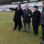 José Luis Tamargo, flanqueado por Javier Chamorro y Domingo Cueto, en el estadio Reino de León.