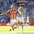 David Silva (d) lucha por el balón con Glenn Whelan (i) del Stoke City en la final de la Copa.