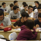 Las clases de Enfermería están repletas de alumnas en sus bancos