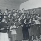 Felipe Magdaleno, dirigiendo la Coral Isidoriana en el año 1977