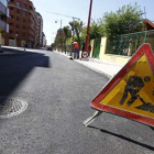La calle Murillo, reasfaltada, se va a abrir al tráfico tras más de un mes de obras.