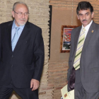 José Valín, acompañado por el alcalde de Sahagún, Emilio Redondo, antes de su discurso.