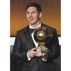 Messi sostiene el trofeo Fifa Balón de Oro que le distingue como el mejor del mundo.