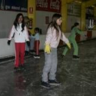 Varios niños se lanzan solos a patinar en la pista de hielo