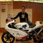 Isaac García posa con su moto durante la presentación de su equipo hace unos días en León