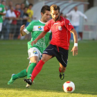 Ivi Vales, a la izquierda, pugna con un defensor del equipo abulense.