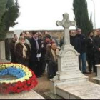 Una corona de flores adornó la tumba del alcalde fusilado