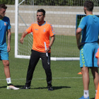 Rubén de la Barrera, en el centro, dirige un entrenamiento de la Cultural. SECUNDINO PÉREZ