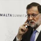 Mariano Rajoy habla por el móvil durante la cumbre de Malta del 3 de febrero.