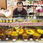 Dopico en la tienda de la plaza del Conde. FERNANDO OTERO