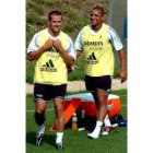Owen y Roberto Carlos bromean en un entrenamiento