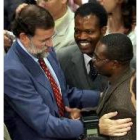 Rajoy saluda a un inmigrante durante la Conferencia de Inmigración