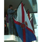Primer izado oficial de la bandera en Peranzanes.