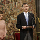 La reina, junto al rey, en el momento que pronuncia su discurso en la ofrenda al apóstol.