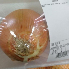 Cebolla envasada, con la etiqueta del pasado 14 de febrero.