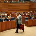 El consejero de Familia e Igualdad de Oportunidades, César Ánton, ayer en las Cortes.