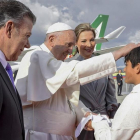 Emmanuel, hijo de la congresista Clara Rojas, le entregó al Papa la paloma de la paz.