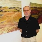Santiago Omaña posa con algunas de sus obras en una imagen de archivo