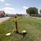 A lo largo de un kilómetro, la presa empedrada deja una bella estampa, habilitada para poder pasear y disfrutar del entorno. Junto a Valdefuentes descansa Azares del Páramo, la otra pata de este municipio, donde puede visitarse una bella iglesia mozárabe