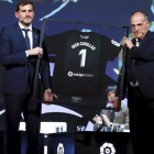 Casillas y Tebas, en el acto de presentación del portero del Oporto como icono de la Liga.