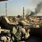 Soldados norteamericanos vigilan uno de los barrios de Faluya