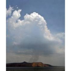 La isla Yabal Al Teir está sufriendo las erupciones desde el domingo