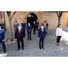 Los nueve presidentes de las diputaciones junto al presidente de la Junta y el consejero de Fomento y Medio Ambiente. MARCIANO PÉREZ