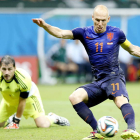 Arjen Robben deja plantado a Casillas y consigue en esta jugada el segundo gol para la selección holandesa en el debut ante España.