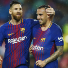 Leo Messi felicita a Paco Alcácer tras la consecución del segundo gol azulgrana. ANDREU DALMAU
