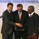 Zapatero junto al primer ministro turco y estrechando la mano de Anan