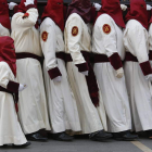 Los hermanos de Santa Marta salen hoy de procesión; ayer, en San Marcelo se bendijo la réplica del cáliz de Doña Urrada. JESÚS/DL