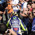 Valentino Rossi se dirige a su box entre aplausos de los aficionados tras acabar cuarto en el GP de la Comunitat Valenciana.