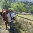 Un grupo de excursionistas pasea por una zona de Picos de Europa
