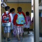 Niños volviendo a un colegio infantil de Astorga tras las vacaciones de verano.